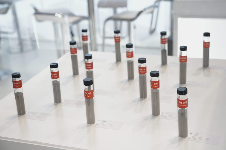 Exhibit rack of sealed metal alloy powder vials for additive manufacturing