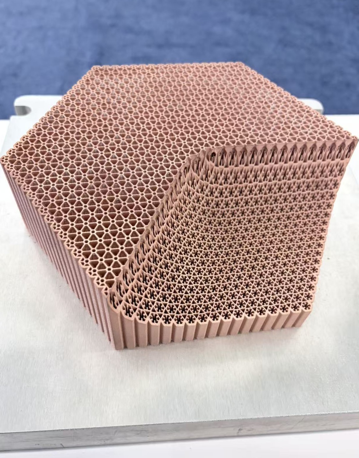 Copper additive hexagonal lattice heat-exchanger core with cutaway cell walls